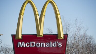 Beneficios trimestrales de McDonald's bajan un 33%