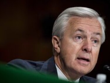 Ejecutivo de Wells Fargo, fustigado en el Senado