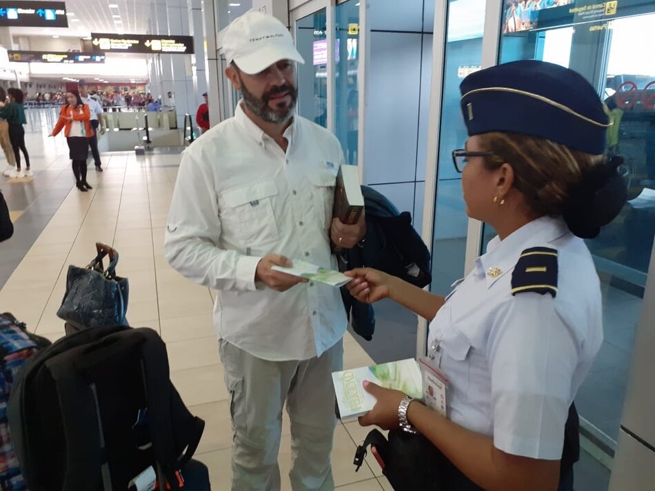 El ministro Pino defiende folleto sobre dogma de la Cienciología: ‘es algo del rescate a los valores’