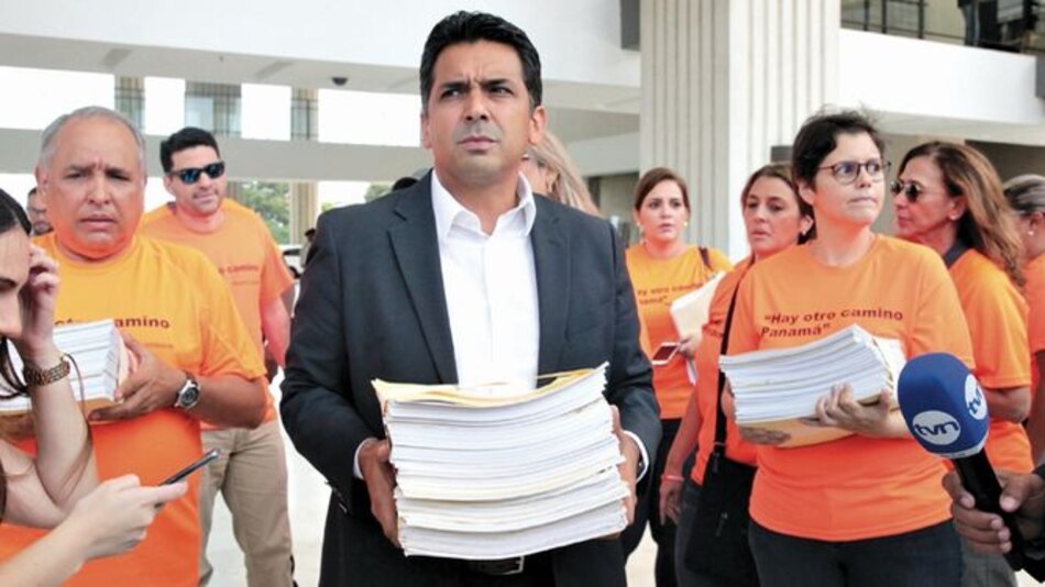 Independientes hablan de ‘fábrica de firmas’