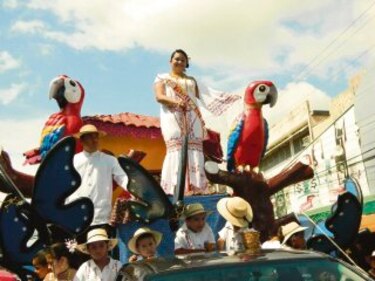 Docentes celebran su día y reiteran pago de aumento