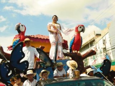 Docentes celebran su día y reiteran pago de aumento
