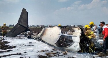 Dos muertos al desplomarse avión en centro de México