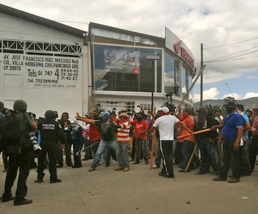 Maestros y policías se enfrentan en Guerrero