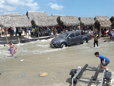 Desalojan a bañistas de playa Santa Clara tras fuerte oleaje