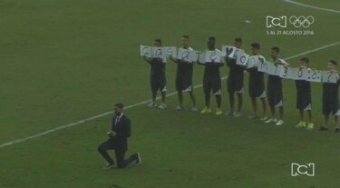 Video: Futbolista le pide matrimonio a su novia en plena cancha