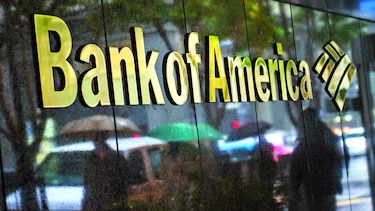 Bancos luchan por comisiones