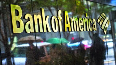 Bancos luchan por comisiones