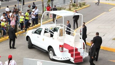 La población sale a la calle para recibir al papa