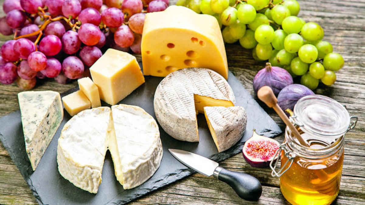 No hay un norma en gastronomía sobre la cantidad o variedad de queso que se debe montar en la tabla.