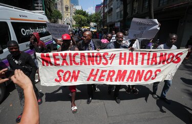 Migrantes haitianos protestan en la capital mexicana para exigir permisos de trabajo
