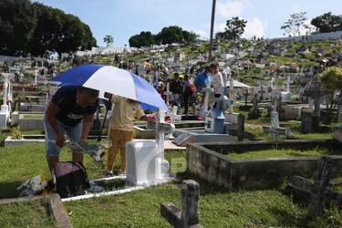 Flores y dolientes en los cementerios de Panamá por el Día de los Difuntos