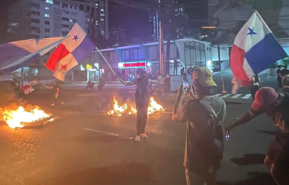 Jóvenes protestan en Calle 50 en rechazo al contrato minero