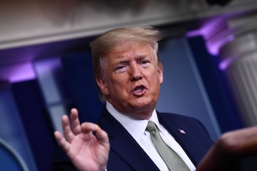Trump invoca la Ley de Producción de Defensa para obligar a GM a producir respiradores