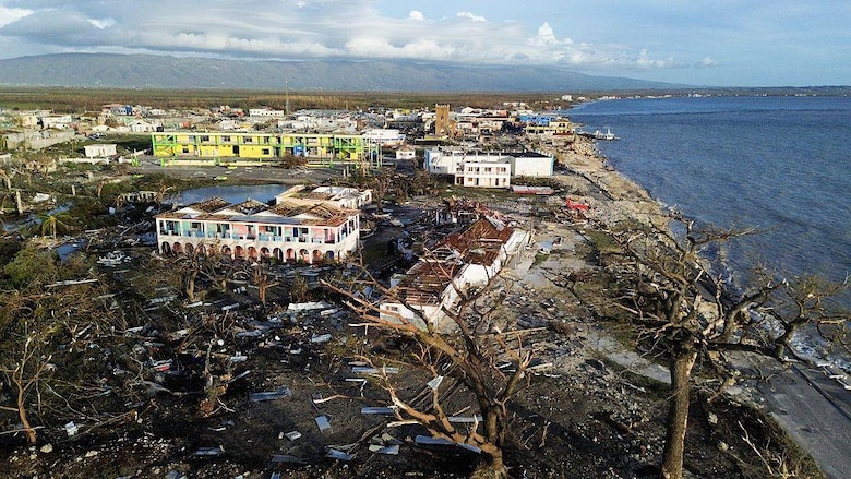 Buscando cualquier cosa para comer por las calles: la desesperación en Jamaica tras la devastación causada por el huracán Melissa