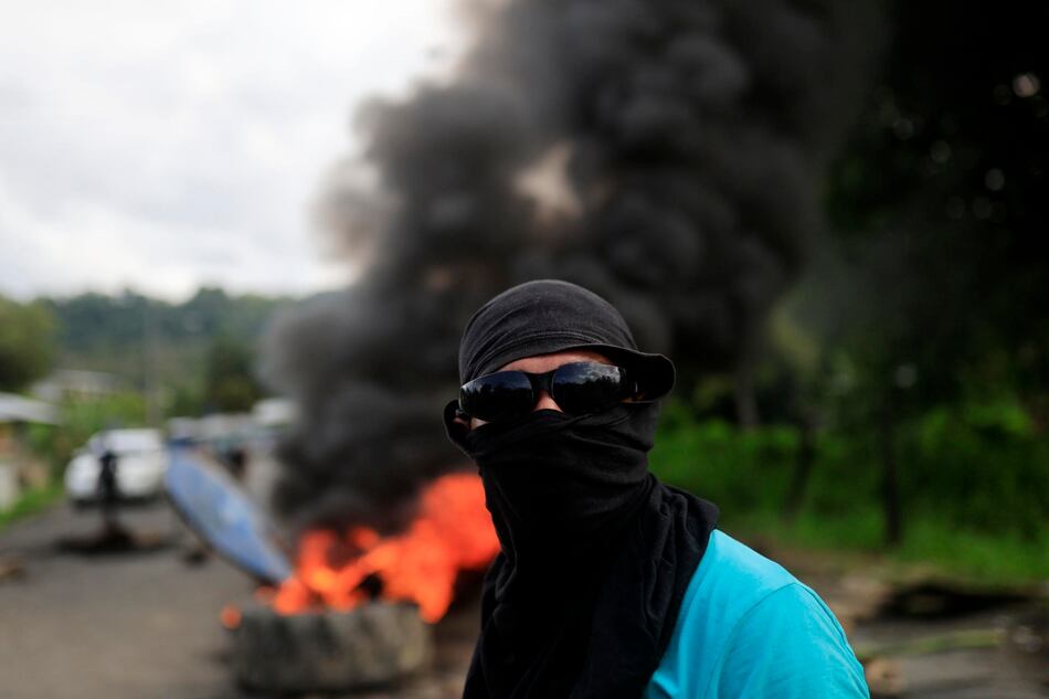 Fuegos artificiales como arma en las protestas contra la Ley 462