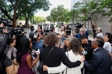 Juez en Estados Unidos reduce la sentencia de los hermanos Menéndez, que podrían quedar en libertad