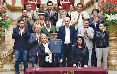 Bolivia promulga ley para celebrar nuevas elecciones sin Morales