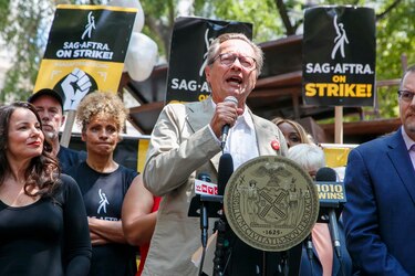 Actores y guionistas en huelga claman en Nueva York contra la ‘avaricia corporativa’