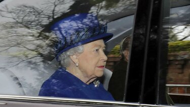 Isabel II de Inglaterra asiste a misa tras dos semanas ausente