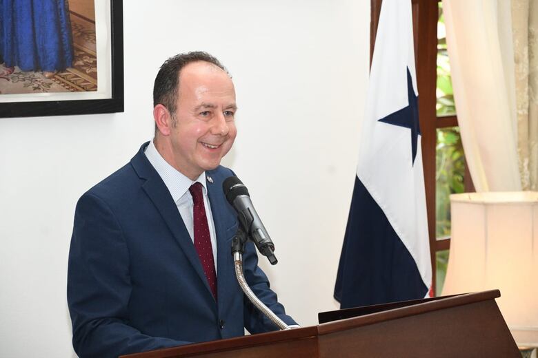 Un brindis en honor a los reyes Carlos III y Camila