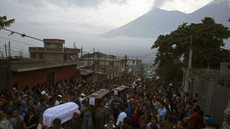 Retoman búsqueda de víctimas por erupción del Volcán de Fuego
