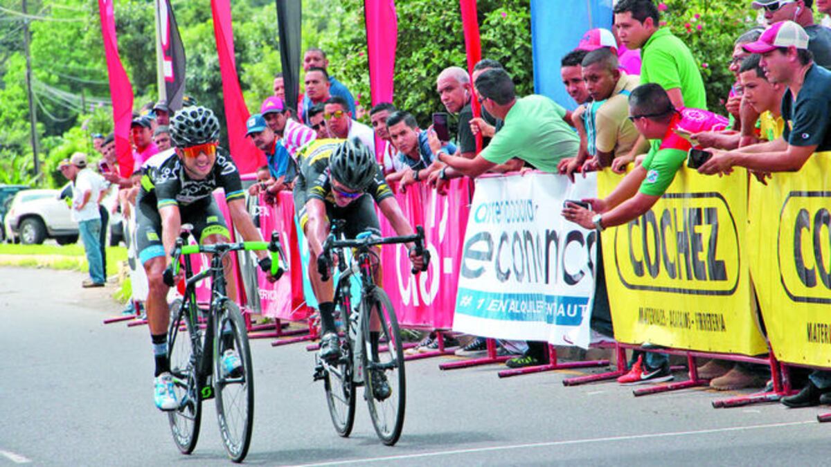 Edwin Carvajal y Nicolás Paredes intentan cruzar la meta de primero.