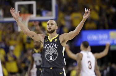 Curry comanda a Warriors, toman ventaja de 2-0