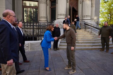 Nancy Pelosi y congresistas de Estados Unidos realizan visita sorpresa a Kiev