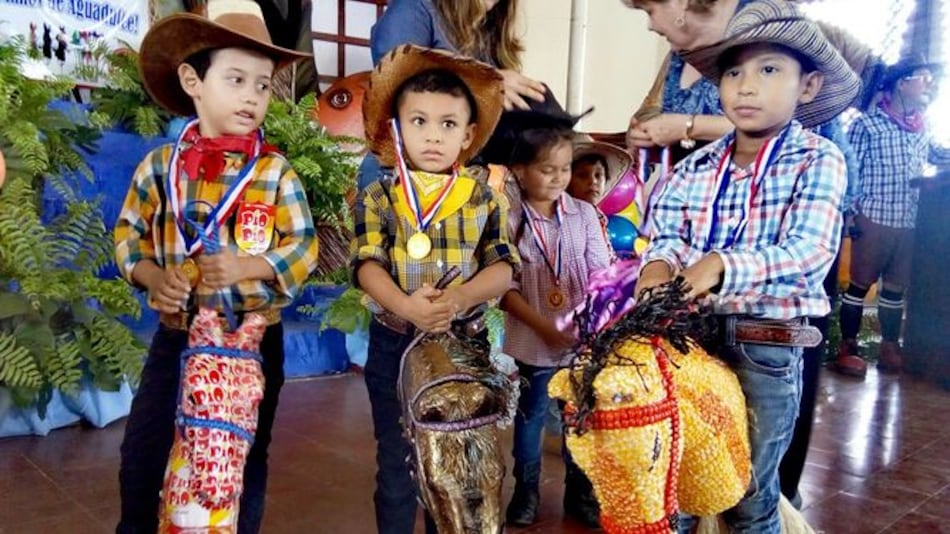Con concurso de caballito de palo se inicia fiesta patronal de Aguadulce