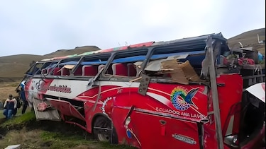 Ascienden a 21 muertos y 40 heridos las víctimas por accidente de bus en ladera en Ecuador