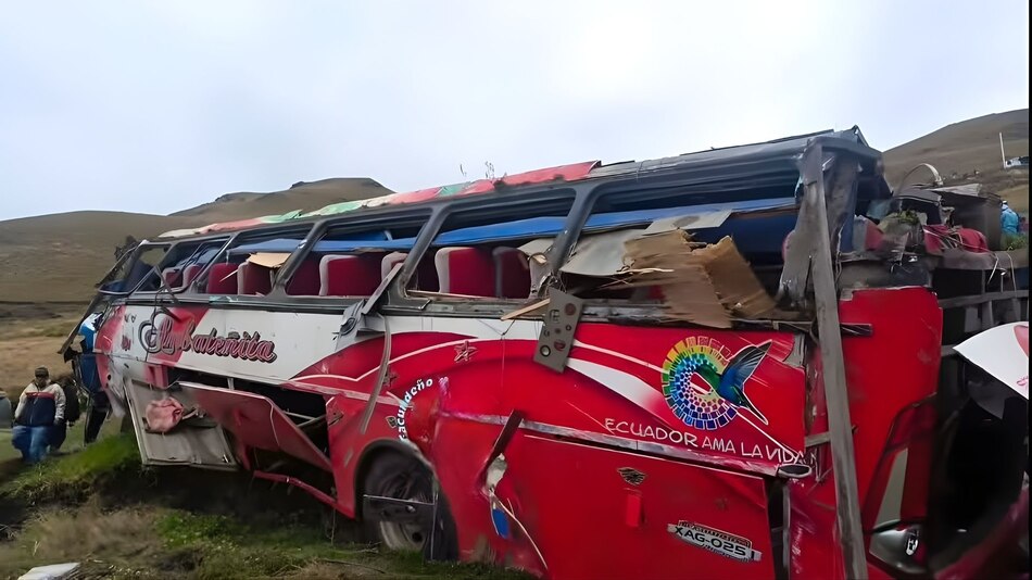 Ascienden a 21 muertos y 40 heridos las víctimas por accidente de bus en ladera en Ecuador