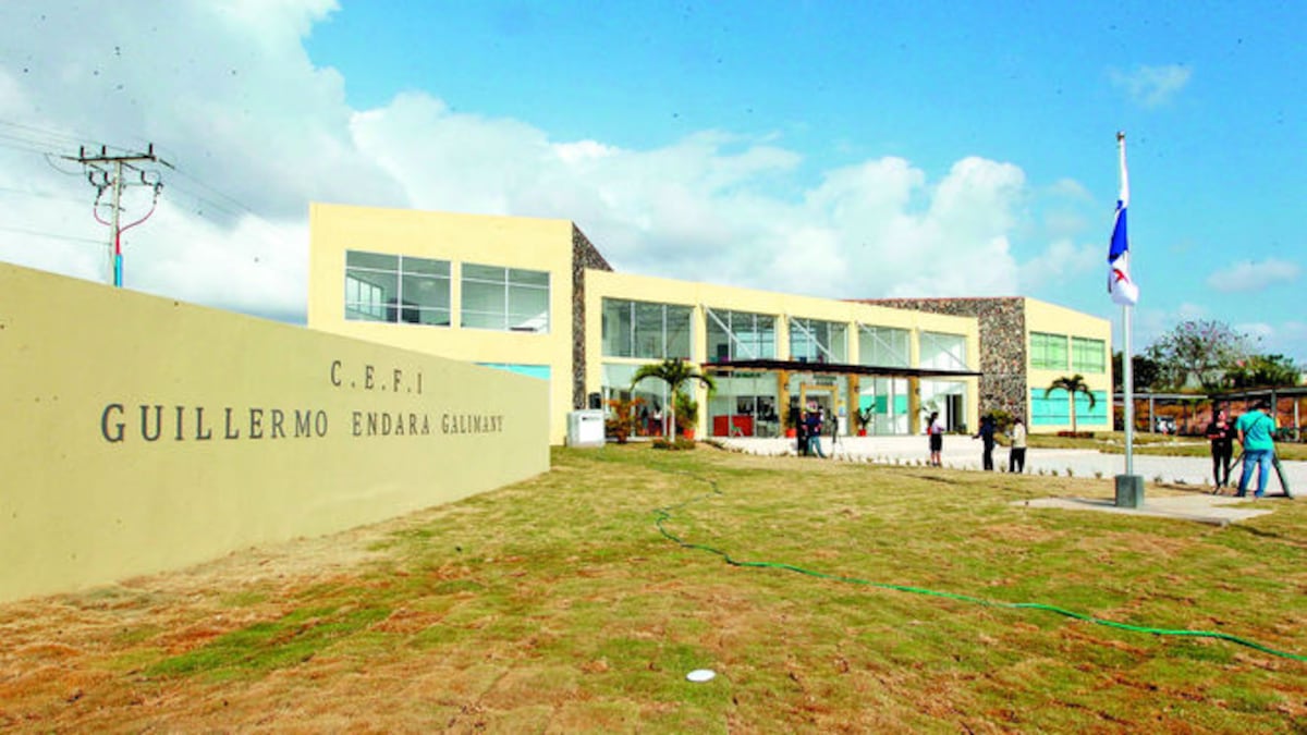 El primer lugar en el nivel media de enseñanza lo obtuvo el Centro Básico de Formación Integral, Guillermo Endara Galimany, ubicado en la comunidad de Santa Elena, dis