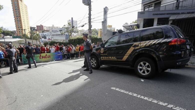 Policía brasileña allana casa de Lula da Silva y lo lleva a declarar por fraude Petrobras