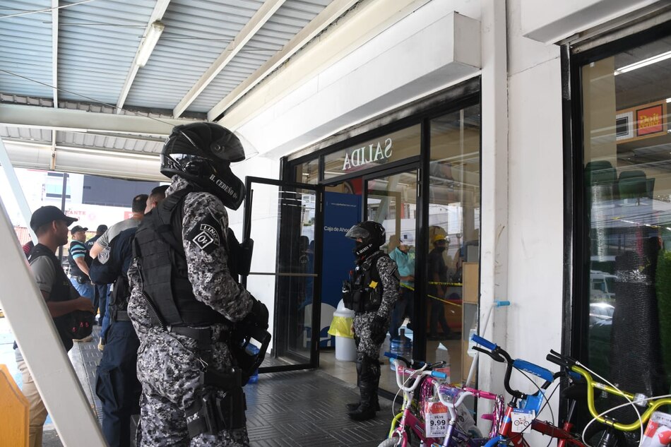 Robo en la sucursal de Doit Center de la 12 de Octubre; Policía ubica carro utilizado en el asalto