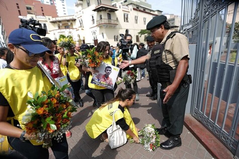 Flores en protesta contra Nicolás Maduro previo a Cumbre de las Américas en Perú