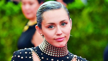 Miley Cyrus ayuda a jóvenes sin hogar y LGBT
