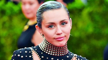 Miley Cyrus ayuda a jóvenes sin hogar y LGBT