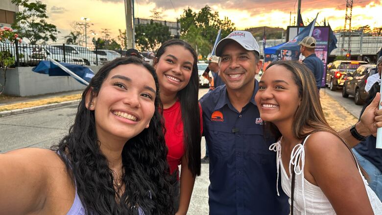 El puzle electoral: mariachis, besos y otras promesas de campaña