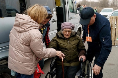 Ucrania guarda silencio sobre ataque en Rusia, residentes huyen de Mariúpol