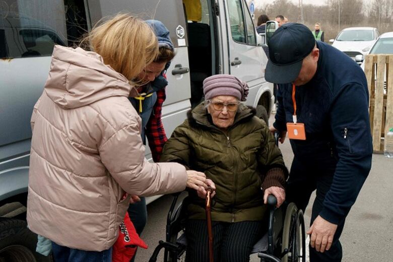 Ucrania guarda silencio sobre ataque en Rusia, residentes huyen de Mariúpol