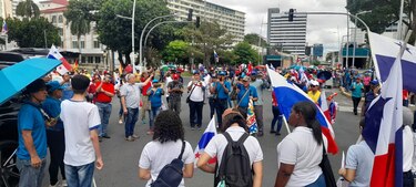 Grupo de docentes marcha hacia la Cinta Costera y mantiene huelga