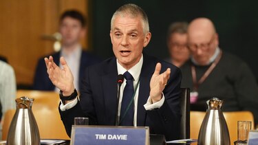 ¿Por qué dimitió el director de la BBC y qué ocurrió con la edición del documental sobre Trump?