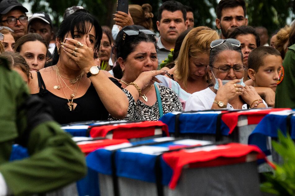 Dolor sin consuelo en funeral de cubanos muertos por incendio de Matanzas