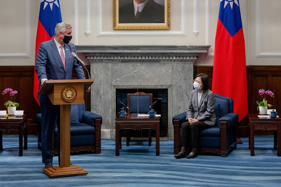 El gobernador de Indiana llega a Taiwán para una visita de cuatro días