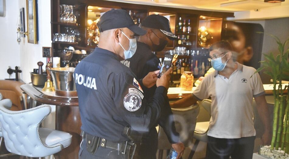 Ministra consejera Ruiz afirma que serán sancionados los que participaron en la fiesta y los que protestaron afuera del restaurante