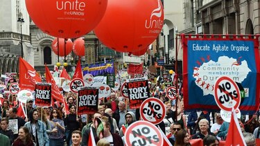 Miles de personas protestan en Londres contra las política de austeridad