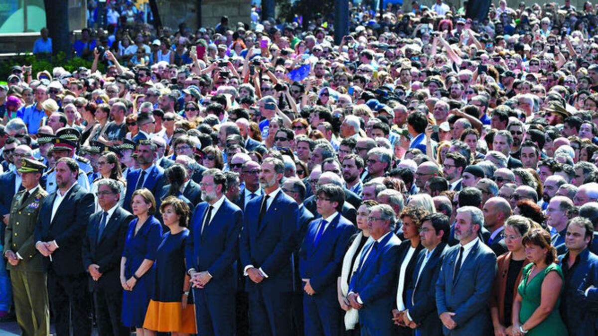 Junto a los líderes políticos, más de 100 mil personas participaron en un acto de homenaje a las víctimas, de acuerdo con la Guardia Urb