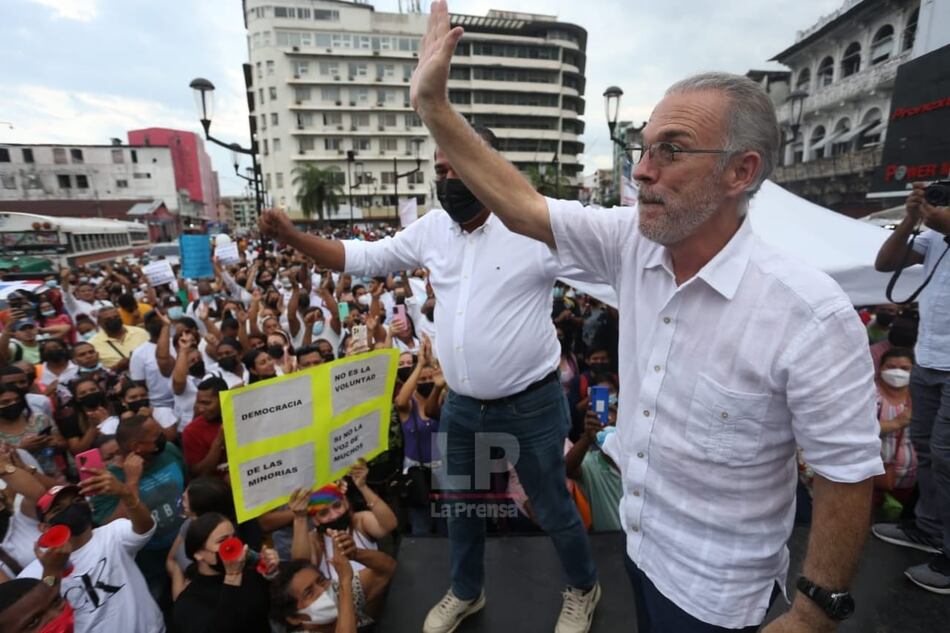 Fábrega protesta junto a sus seguidores por la posible revocatoria de su mandato