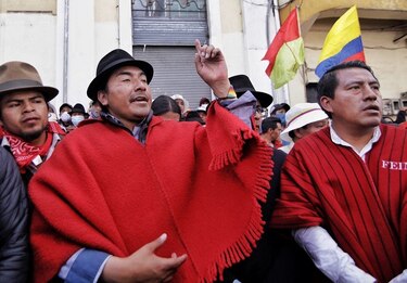 Manifestantes indígenas intentan entrar en la Asamblea Nacional de Ecuador